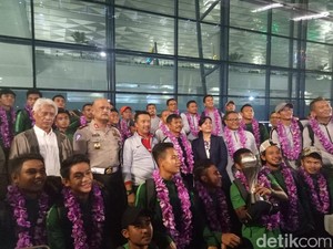 Tiba di Tanah Air: Timnas U-22 Dikalungi Bunga, Dikucuri Bonus