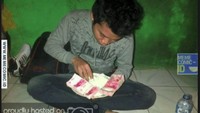 Wah, kalau ini sih miris banget ya. Gara-gara cabe mahal, makannya nggak pakai sambal. Tapi kok pake uang dua gepok? Foto: Istimewa