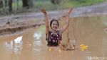 Melihat Pose ABG Cewek di Sumsel Jadi Foto Model di Jalan Rusak