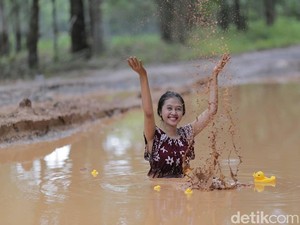 Alasan Para ABG Rela Jadi Fotomodel dan Mandi Lumpur di Jalan Rusak