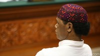 Hercules terlihat tenang saat mendengarkan pembacaan tuntutan.