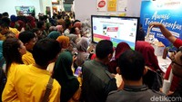 Para pengunjung yang banyak didominasi oleh mahasiswa dan terlihat sangat ramai saat mengunjungi pameran tersebut.