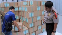 Ada tiga boks yang dibuka, pertama boks berisikan surat suara DPR RI warna kuning, DPR provinsi warna biru dan DPR kabupaten berwarna hijau.