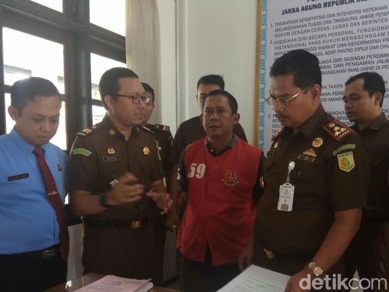 Kejari Banyuwangi Eksekusi Buron Terpidana Korupsi DAK 2007 Kejari Banyuwangi Eksekusi Buron Terpidana Korupsi DAK 2007