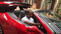 Laporan media lokal menyebut pendeta Lukau yang oleh para pengikutnya disebut Wakil Tuhan ini merupakan salah satu pendeta terkaya di dunia. Dalam foto ini terlihat pendeta Lukau sedang menaiki Ferrari warna merah miliknya. Foto: Instagram/@alphlukau