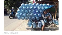 Kayaknya bakat yang ini hanya dimiliki orang-orang jago. Bawa belasan galon menggunakan sepeda motor. Keren tapi agak bahaya ya? Foto: Twitter