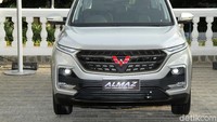 Eksterior Wuling Almaz didukung oleh Future Eyes LED dan lampu utama proyektor LED di bagian bawahnya yang membuat area depan mobil yang terkesan berani dan sporty.