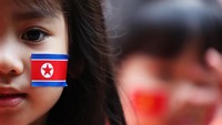 Stiker Bendera Korea Utara menghiasi pipi anak-anak TK di Vietnam. Athit Perawongmetha/Reuters.