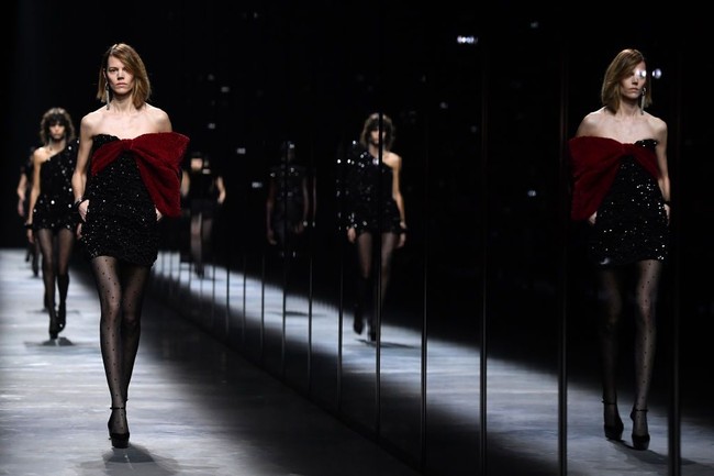 Musim ini, Saint Laurent di bawah arahan desainer Anthony Vaccarello, masih menampilkan deretan busana bervolume. Aku tidak suka menyebutnya oversized. Ini lebih tentang siluet berstruktur sebagai kekuatan yang kuberikan kepada para perempuan, katanya seperti dikutip Guardian. (Foto: Pascal Le Segretain/Getty Images)