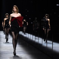 Musim ini, Saint Laurent di bawah arahan desainer Anthony Vaccarello, masih menampilkan deretan busana bervolume. Aku tidak suka menyebutnya oversized. Ini lebih tentang siluet berstruktur sebagai kekuatan yang kuberikan kepada para perempuan, katanya seperti dikutip Guardian. (Foto: Pascal Le Segretain/Getty Images)