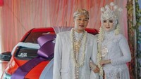Pria yang memberikan mahar mobil itu adalah Muhammad Hanif (29), warga Desa Sukosono Kecamatan Kedung. Ia sengaja memberikan mahar itu karena cinta terhadap wanita yang dinikahinya, Luluatul Husna (24). Foto/Dok. Muhammad Hanif.