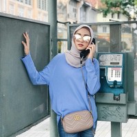 Tak banyak wanita berhijab yang beredar di sirkuit balapan motor sekelas Moto GP. Hal ini membuat popularitas Suzana Manaf meningkat dengan cepat. Ia pun sering disebut Umbrella Girl Berhijab. Foto: Instagram/Suzanamnf