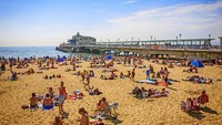 Bournemouth Beach ada di Kota Bournemouth, Inggris. Pantai ini begitu digemari wisatawan, terlebih saat musim panas (iStock)