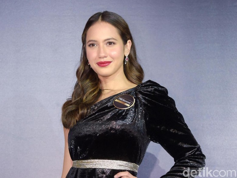 Pevita Pearce Senang Bisa Gendong Anak Keenan Pearce Pevita Pearce Senang Bisa Gendong Anak Keenan Pearce