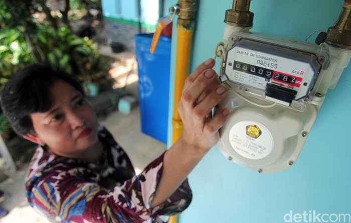 Menteri ESDM Ignasius Jonan meresmikan Sambungan Rumah (SR) Jaringan Distribusi Gas Bumi (Jargas) Rumah Tangga di Perumahan Puri Nirwana 3, Karedengan, Kabupaten Bogor, Jawa Barat, Rabu (27/2/2019). Sekitar 100 lebih rumah warga sudah terpasang jaringan gas bumi ditempat tersebut.