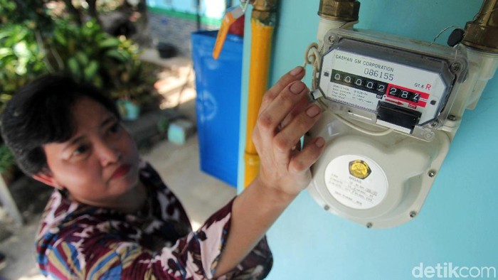 Menteri ESDM Ignasius Jonan meresmikan Sambungan Rumah (SR) Jaringan Distribusi Gas Bumi (Jargas) Rumah Tangga di Perumahan Puri Nirwana 3, Karedengan, Kabupaten Bogor, Jawa Barat, Rabu (27/2/2019). Sekitar 100 lebih rumah warga sudah terpasang jaringan gas bumi ditempat tersebut.