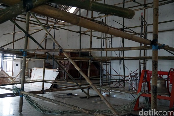 Sayang saat detikTravel berkunjung, bagian dalam Gereja PNIEL ini sedang direnovasi. Renovasi dilakukan untuk menambah kenyamanan jamaat saat beribadah. (Wahyu/detikTravel) Sayang saat detikTravel berkunjung, bagian dalam Gereja PNIEL ini sedang direnovasi. Renovasi dilakukan untuk menambah kenyamanan jamaat saat beribadah. (Wahyu/detikTravel)