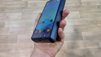 Dengan baterai yang super jumbo itu,Power Max P18K Pop diklaim bisa digunakan untuk menonton video 200 jam. (Foto: The Verge)