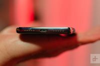 Bagian bawah Huawei P30 Pro, tak ada jack audio 3.5mm.