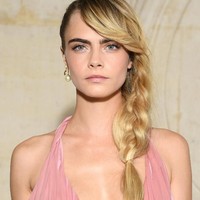 Di nomor paling buncit ada Cara Delevingne yang mencapai akurasi kesempurnaan wajah 89,99 persen. Namun menurut Dr Julian ia paling banyak memiliki fitur wajah terindah, yakni alis dan bibir. Foto: Pascal Le Segretain/Getty Images
