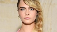 Model berusia 26 tahun itu juga mengepang rambutnya dan membuat penampilannya jadi lebih feminin. Pascal Le Segretain/Getty Images