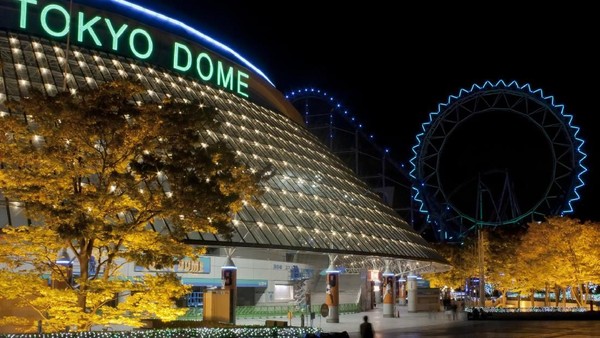 Tokyo Dome City komplek taman hiburan yang di dalamnya terdapat pusat perbelanjaan, 50 restoran, bianglala Spokeless pertama di dunia, taman pemandian air panas, dan roller coaster dengan jalurnya sangat tinggi. Di sini adalah salah satu spot seru-seruan menghabiskan waktu bersama pasangan maupun keluarga (iStock)