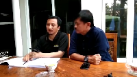  Pria berusia 56 tahun itu juga dekat dengan Ustaz Yusuf Mansur. Segelas teh hangat jadi pilihan teman berbincangnya. Foto: Instagram indrasjafri_coach
