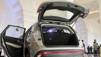 Membuka pintu mobilnya, interior Almaz menonjolkan kesan stylish berkat penggunaan soft touch panel yang tersebar di beberapa area.