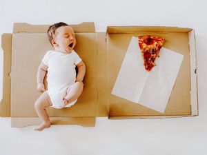 Gemas! Ibu Ini Pakai Pizza untuk Hitung 12 Bulan Umur Bayinya