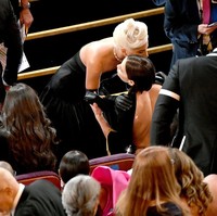 Pelukan antara Gaga dan Irina terlihat canggung dan aneh. Gaga menempatkan kedua tangannya di pundak dari pada tangan Irina yang lebih terlihat sebagai sikap afeksi. Tapi dia memalingkan kepalanya ke kiri ketika mereka berciuman (pipi), selagi Irina memalingkan wajahnya ke kiri saat memisahkan pipi. Tangan Irina memeluk tangan bagian bawah Gaga dan hasilnya terlihat seperti gestur saling menghindari, kata pakar bahasa tubuh Judi James. Foto: Getty Images