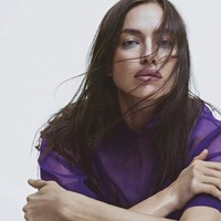 Keesokan harinya, Irina dan Bradley dilaporkan telihat tegang ketika dipotret paparazzi dalam mobil. The Sun Online pun mengungkap jika Irina kesal dengan berita spekulasi bahwa Bradley dan Gaga tidak sekadar teman. Foto: Instagram @irinashayk