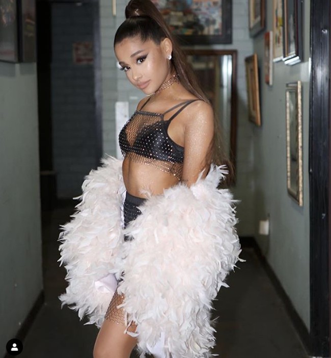 Sama dengan Rita Ora, Ariana Grande juga kerap menghadapi kritikan blackfishing. Ariana kerap kali dengan sengaja menggelapkan kulitnya dengan tanning. Foto: Dok. Instagram/arianagrande