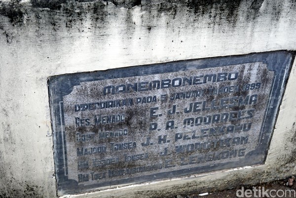 Di prasasti di depan gereja, tertera tanggal 5 Januari 1899 sebagai tanggal berdirinya gereja. Jika benar, itu berarti gereja ini sudah genap berusia 120 tahun. (Wahyu/detikTravel) Di prasasti di depan gereja, tertera tanggal 5 Januari 1899 sebagai tanggal berdirinya gereja. Jika benar, itu berarti gereja ini sudah genap berusia 120 tahun. (Wahyu/detikTravel)