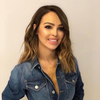 Katie Piper pernah jadi sorotan saat dirinya menjadi korban siraman air keras yang dilakukan oleh mantan pacarnya Daniel Lynch pada 2008. Pria tersebut menyuruh seseorang untuk melemparkan asam sulfat ke wajahnya. Wanita yang sempat populer sebagai presenter TV ini sampai mengalami kebutaan di mata kirinya. Foto: dok. Instagram (@@katiepiper_)