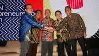 Hadir dalam acara tersebut Damar Juniarto, Vice President Public Policy and Government Relations Regional Gojek Indonesia didampingi Mohammad Rudi Salahuddin, Deputi Bidang Koordinasi Ekonomi Kreatif, Kewirausahaan, dan Daya Saing KUKM, Kemenko Perekonomian saat menandatangani MoU tentang Pemberdayaan UMKM melalui Program GO-Nusantara (Gerakan Online Usaha Kecil Menengah Pintar dan Andal) dari GOJEK Wirausaha. Foto: dok. Kadin