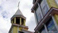 Gereja ini ada di Jalan Efraim Lengkong, Kelurahan Manembo-nembo, Kecamatan Matuari, Kota Bitung. Turis bisa mengagumi sejarahnya atau sekadar melihat ornamen gereja yang cantik. (Wahyu/detikTravel)