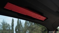 Sementara melirik ke bagian atap kabin, atap panoramik BMW X2 menambah efek lapang di dalam kabin kendaraan. Bagian depan atap panoramik tersebut dapat dimiringkan dan terbuka, laiknya sunroof konvensional.