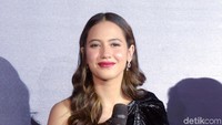 Pevita menjawab pertanyaan semua awak media soal pacar hingga hubungannya dengan Ariel NOAH. Pool/Noel/detikFoto.