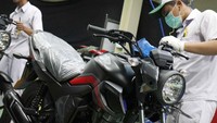 Warna-warna tersebut dipadu dengan stripping (sticker) baru yang merepresentasikan kesan berani serta tegas (bold). Sticker baru ini tersemat pada tangki bagian bawah, tersambung dengan bahu (shroud) dan disempurnakan dengan penggunaan stripping pada bodi samping belakang. Foto: dok. Astra Honda Motor