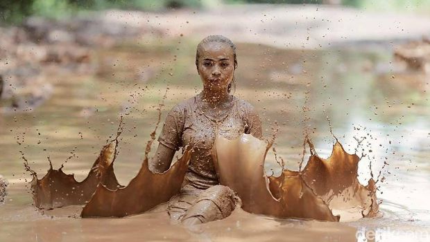 Perbaikan Jalan TKP Model Mandi Lumpur Atas Perintah Presiden