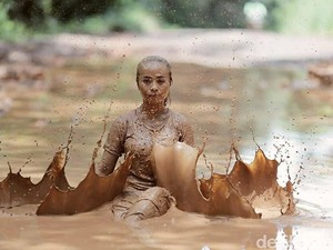 Cara Nyentrik ABG Cantik Protes Jalan Tak Laik