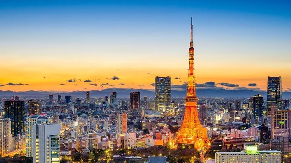 Tokyo Tower, menara setinggi 333 meter ini menawarkan pemandangan 360 derajat dengan hamparan bangunan raksasa di Kota Tokyo. Waktu terbaik datang ke sini adalah kapanpun, karena pemandangan di saat pagi, siang, malam sangat cantik dan menawan (iStock)  