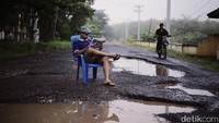 Lubang di jalan yang rusak seolah memberi banyak ide kreatif. Pemotretan sendiri dilakukan seorang fotografer bernama Robby Ari Sanjaya. (Robby Ari Sanjaya-ist)