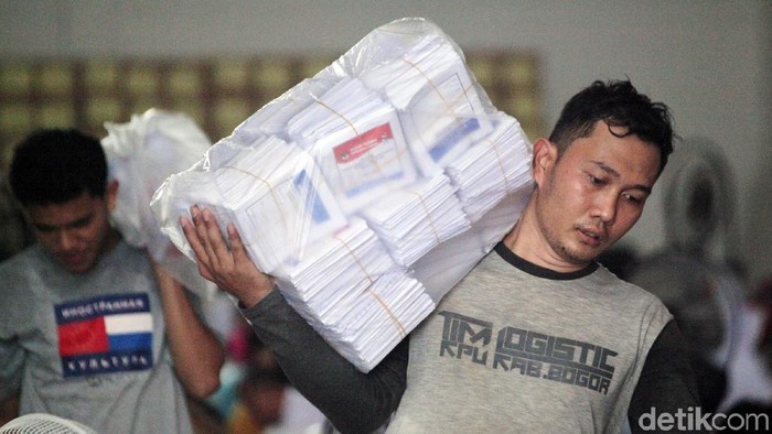 Pelipatan surat suara untuk Pemilu 2019 sudah dilakukan di Gudang KPU, Cibinong, Kabupaten Bogor, Jawa Barat, Rabu (27/2/2019). Pelipatan dilakukan oleh ratusan orang.