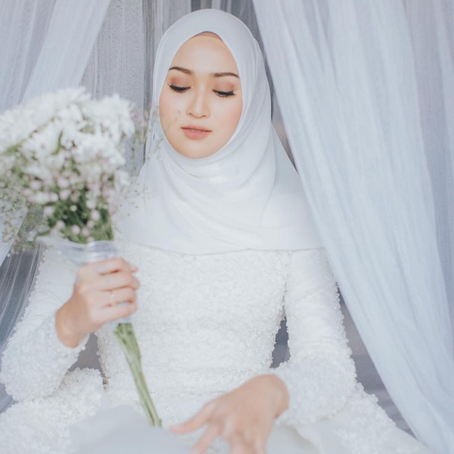 Menjelang pelaksanaan Moto GP di Indonesia tahun 2021, penampilan para WAGs tak luput dari perhatian termasuk Suzana Manaf. Hijabers cantik ini merupakan istri pembalap Moto GP asal Malysia, Hafizh Syahrin. Foto: Instagram/Suzanamnf