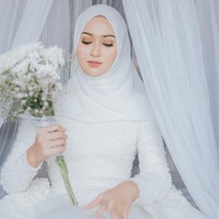 Menjelang pelaksanaan Moto GP di Indonesia tahun 2021, penampilan para WAGs tak luput dari perhatian termasuk Suzana Manaf. Hijabers cantik ini merupakan istri pembalap Moto GP asal Malysia, Hafizh Syahrin. Foto: Instagram/Suzanamnf