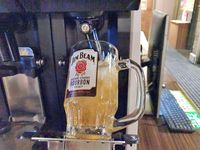 Pengunjung di Internet Cafe Ini Bisa Minum Bir Sepuasnya