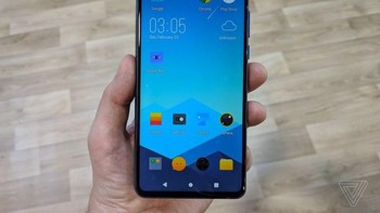 Setelah diperkenalkan di MWC 2019, pemegang merek ponsel Energizer, Avenir Telecom, telah membuka keran pemesanan Power Max P18K Pop pada akhir Maret lalu. Foto: The Verge