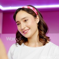 Tatjana Saphira mengatakan, warna lipstik andalannya pink dengan hint keunguan. Menurutnya, lipstik berwarna dark mauve tersebut membantu kulit putih pucatnya tampak lebih segar. Foto: Silmia Putri/Wolipop