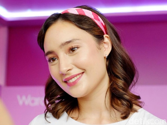 Tatjana Saphira mengatakan, warna lipstik andalannya pink dengan hint keunguan. Menurutnya, lipstik berwarna dark mauve tersebut membantu kulit putih pucatnya tampak lebih segar. Foto: Silmia Putri/Wolipop